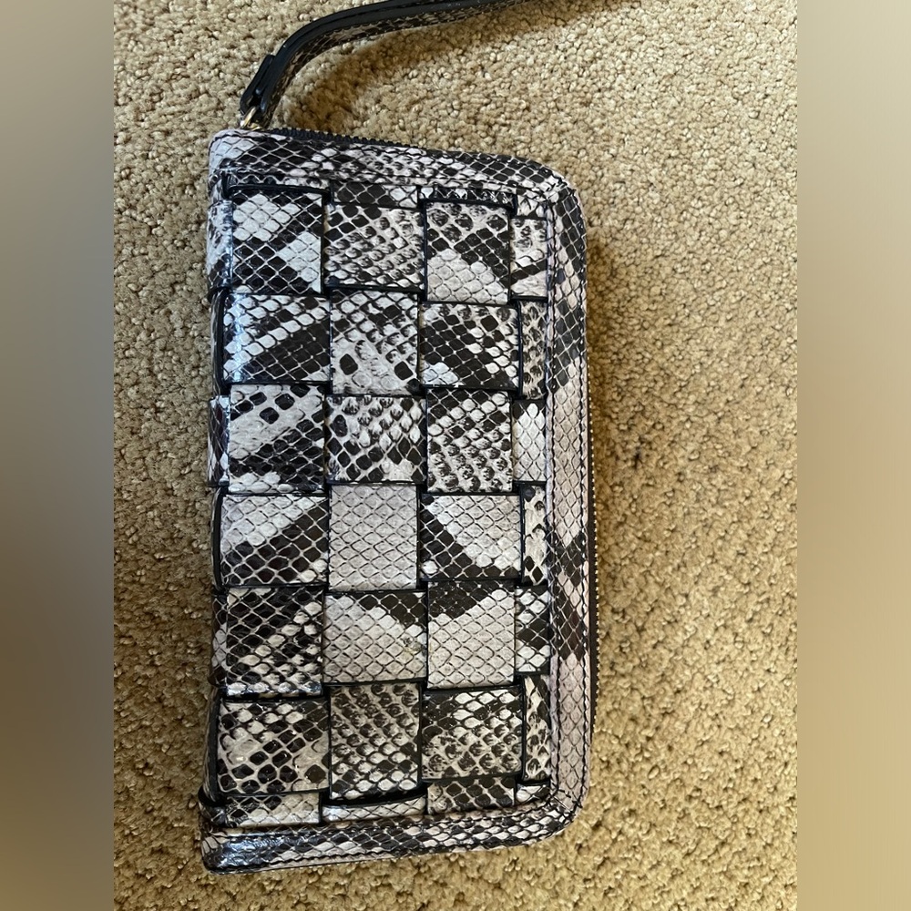 Leather purse let. Snake print.